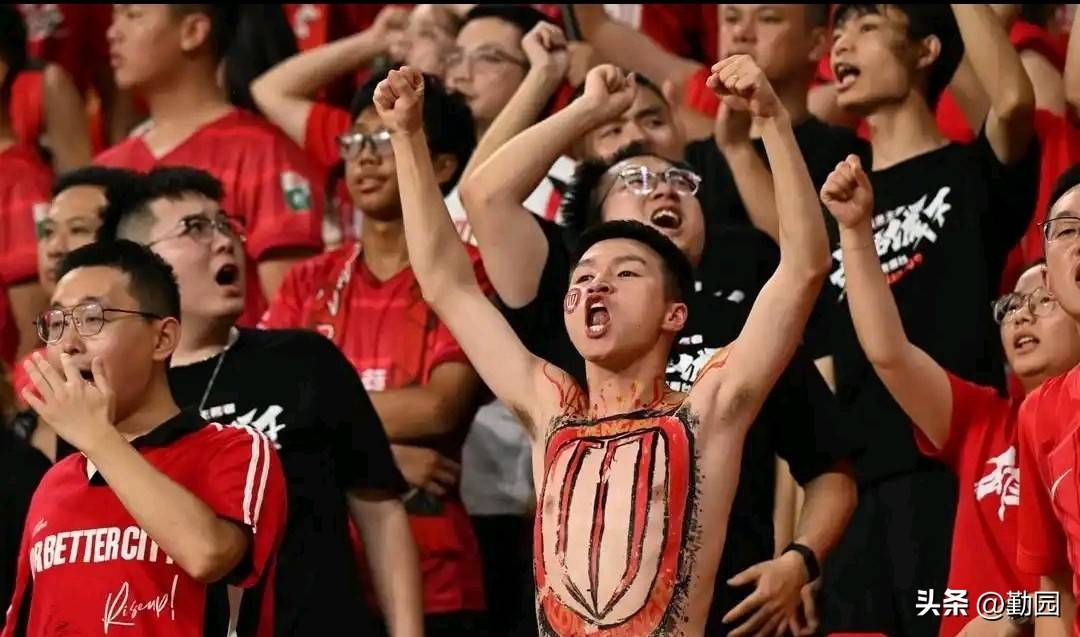 里程碑夜！成都蓉城战术微调，足总杯清晨刷纪录，媒体盛赞，医务组通报恢复(成都蓉城斗志昂扬歌词)